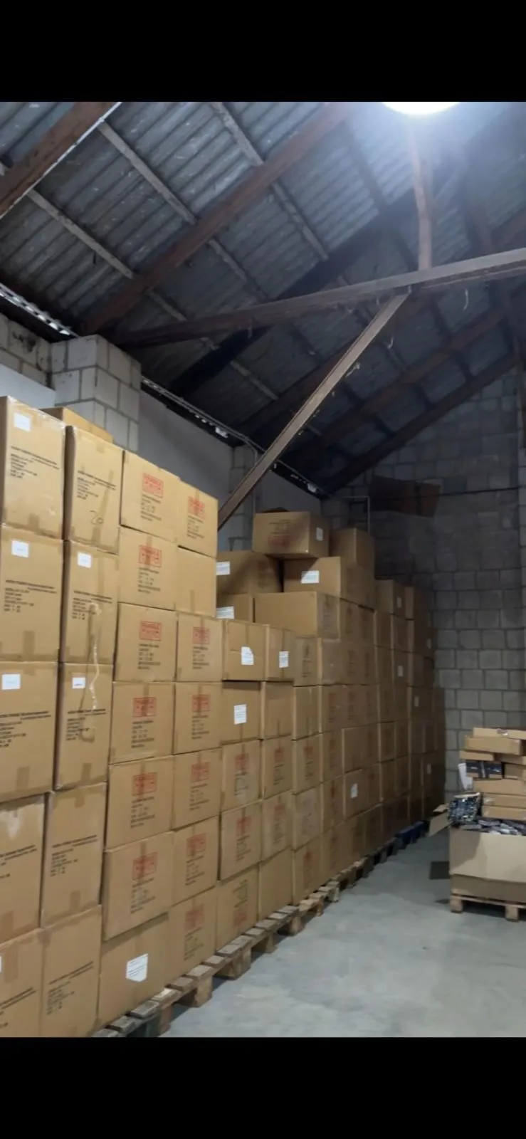 Kartony z towarem w magazynie