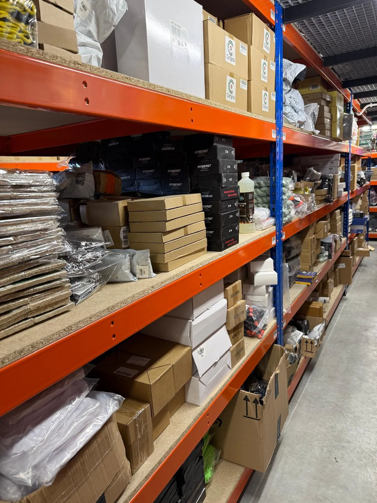 Produkty na regałach magazynowych