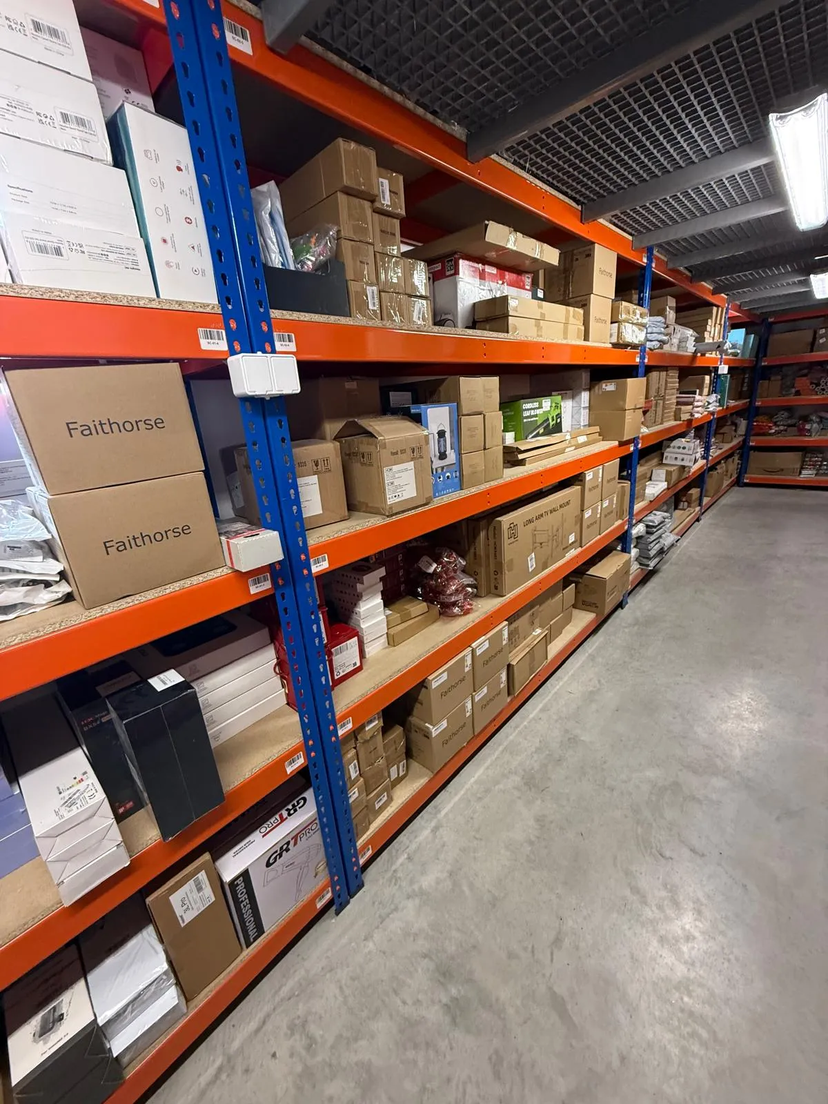 Regały magazynowe z produktami